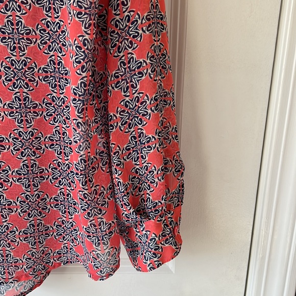 Lovely navy and rose colored blouse with button detailing and roll sleeves. - Picture 7 of 8